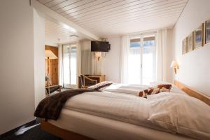 Ένα ή περισσότερα κρεβάτια σε δωμάτιο στο Hotel Oberland