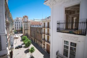 uma vista aérea de uma rua da cidade com edifícios em Petit Palace Plaza de la Reina em Valência