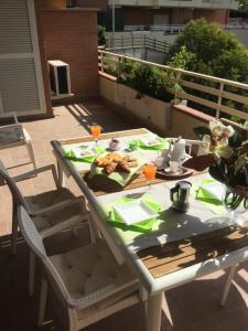 une table avec un tissu de table vert sur une terrasse dans l'établissement Il posto ideale, à Rome