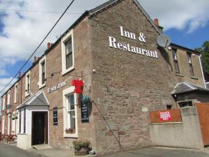 - un bâtiment en briques avec un panneau indiquant l'auberge et le restaurant dans l'établissement The Old Cross Inn, à Blairgowrie