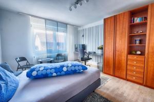 ein Schlafzimmer mit einem Bett mit einem blauen Kissen darauf in der Unterkunft Pension Weinsberger Tal in Löwenstein