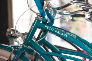 Un vélo vert avec le nom de « pitt bike palace » sur lui dans l'établissement Petit Palace Plaza de la Reina, à Valence
