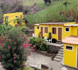 a view of the yellow cottages in the garden at Casa Das Ilhas in Paul