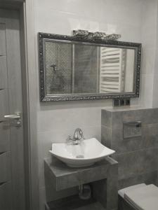 ムロンゴヴォにあるApartament MaNaTurのバスルーム(洗面台、鏡付)