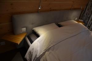 เตียงในห้องที่ Cabanons Jour & Nuit