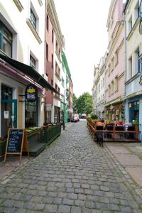 eine Kopfsteinpflasterstraße in einer Stadt mit Gebäuden in der Unterkunft Old Town Szczecin in Stettin