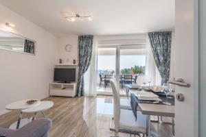 Μια τηλεόραση ή/και κέντρο ψυχαγωγίας στο Apartments with pool Villa Zora