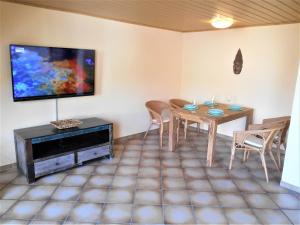 Μια τηλεόραση ή/και κέντρο ψυχαγωγίας στο Cologne Homestay