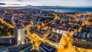 uma vista aérea de uma cidade à noite em Nordic Hotel Forum em Taline