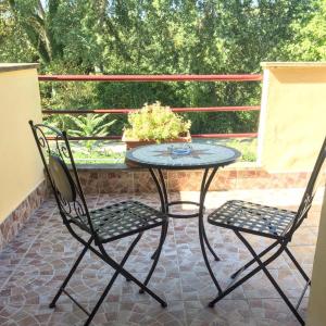 - une table et deux chaises sur la terrasse dans l'établissement Hotel Ebe, à San Piero a Sieve