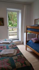 1 dormitorio con 2 camas y ventana en Thorup Guesthouse, en Knebel