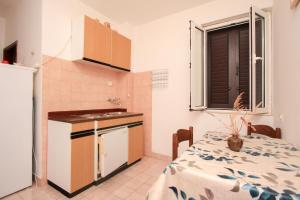 Kuchyňa alebo kuchynka v ubytovaní Apartments Lea