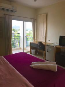 ホアヒンにあるBaan Pak I-Un Hua Hinのベッドルーム1室(ベッド1台、デスク、コンピュータ付)