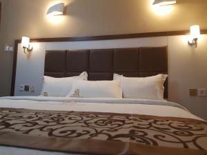 Voodi või voodid majutusasutuse Mbayaville Hotel toas