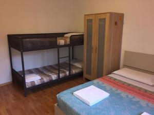 מיטה או מיטות קומותיים בחדר ב-Elite Milano Apartments