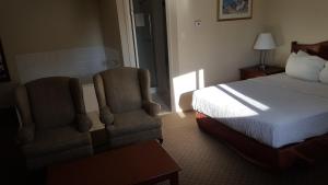 Postel nebo postele na pokoji v ubytování Knights Inn Lethbridge