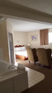 Postel nebo postele na pokoji v ubytování Knights Inn Lethbridge