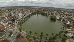 una vista aérea de una ciudad con una gran masa de agua en Hotel Alvorada I, en Sete Lagoas