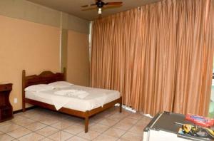 A bed or beds in a room at Hotel Alvorada I