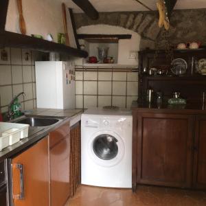 Sesta GodanoにあるVilla Rodiのキッチン(洗濯機、シンク付)