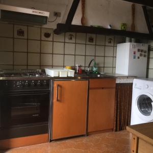 Sesta GodanoにあるVilla Rodiのキッチン(コンロ、洗濯機付)