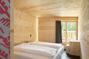 Ένα ή περισσότερα κρεβάτια σε δωμάτιο στο Alpine Lodge Chesa a la Punt