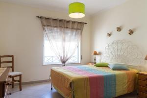 アルマカオ・デ・ペラにあるAkisol Armacao Pera Lilac IIIのベッドルーム(ベッド1台、窓付)