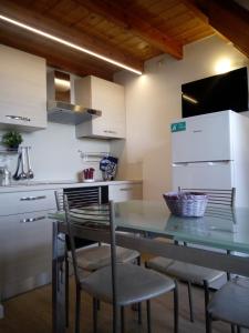 Kuchyňa alebo kuchynka v ubytovaní Tigullio Vacations: lo Chalet sul Mare
