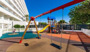 un parque infantil con tobogán y columpio en Globales Samoa, en Calas de Mallorca