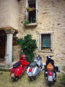 two motor scooters parked in front of a building at B&B El Piastrol in Bagolino