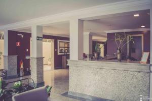 a lobby with a bar with plants in it at Jardim Hotel in São Bernardo do Campo