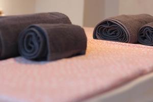 twee opgerolde handdoeken zittend op een bed bij Apartment 17 in Velingrad +35 foto's