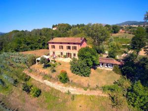 una vista aérea de una casa en una colina en Independent Tuscan Holiday Home with Garden and Valley views, en Pieve Fosciana