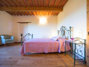 Independent Tuscan Holiday Home with Garden and Valley viewsにあるベッド