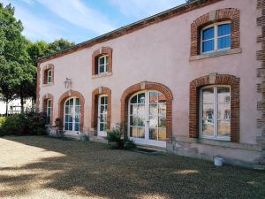 Vic-sur-SeilleChâteau Mesny Gite Au Fil des Pages的砖砌建筑,上面有拱形窗户