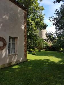 Château Mesny Gite Au Fil des Pages外面的花园