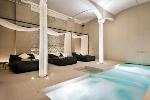 Bazén v ubytovaní Yurbban Passage Hotel & Spa alebo v jeho blízkosti