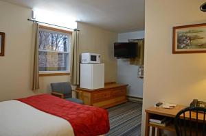 TV a/nebo společenská místnost v ubytování Little River Inn Motel