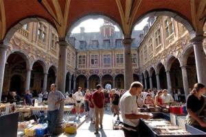 een groep mensen die rondlopen op een markt in een gebouw bij Appartement Design Hyper Centre Lille - NETFLIX wifi Fibre - Parking in Lille