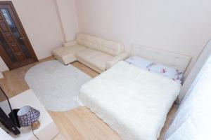 Een bed of bedden in een kamer bij Minsk Apartment on Prityckogo