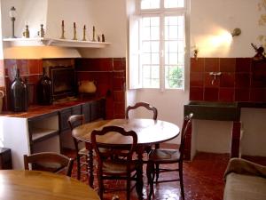 Η κουζίνα ή μικρή κουζίνα στο Domaine du Paraïs B&B +48 φωτογραφίες