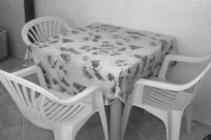 una mesa con un mantel floral y dos sillas en Villino Monte San Michele, en Oria