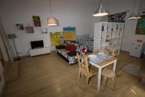 Una televisión o centro de entretenimiento en L'Atelier Dei Quattro Canti