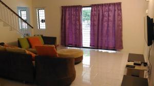 金寶的住宿－J＆P一號旅館，客厅配有紫色窗帘和沙发