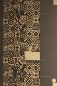 een badkamer met een zwart-witte tegelwand bij Apartment 17 in Velingrad