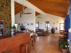 una sala de estar con un bar en una casa en Casa de Campo Vale do Asno en Altura