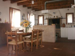 メストレにあるCà Fioritaのキッチン、ダイニングルーム(テーブル、椅子付)