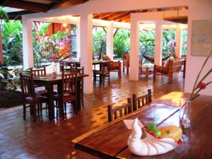 Hotel Pura Vida tesisinde bir restoran veya yemek mekanı