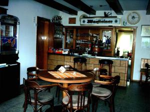 ein Restaurant mit einem Tisch und Stühlen sowie einer Bar in der Unterkunft Gasthof Haus Hubertus in Winterberg