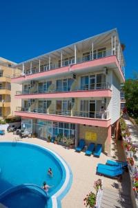 Bazén v ubytování Iris Beach Hotel nebo v jeho okolí
